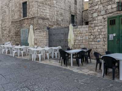 Anche da Princess non ci sono posti all�interno: i clienti possono sedersi su una lunga lingua di sedie in plastica e tavoli bianchi disposti lungo il marciapiede